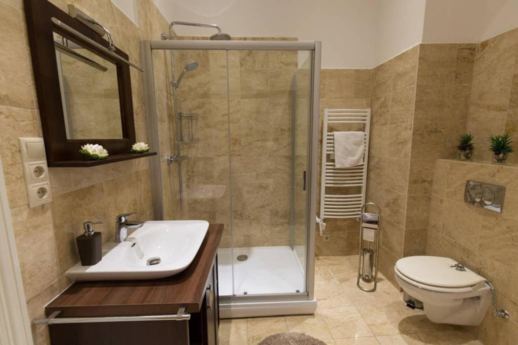 Elegant Apartment With Buda Castle View Budapest Eksteriør billede