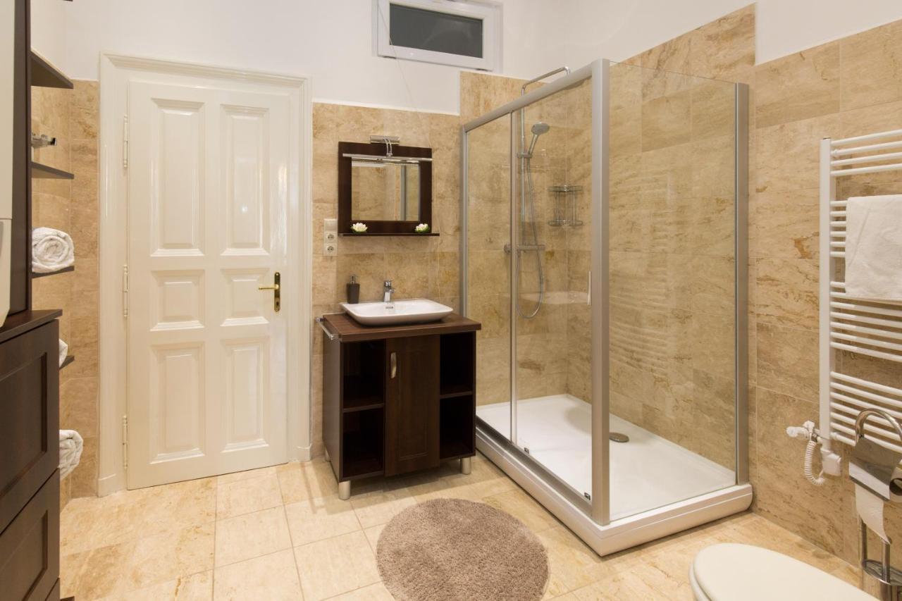Elegant Apartment With Buda Castle View Budapest Eksteriør billede