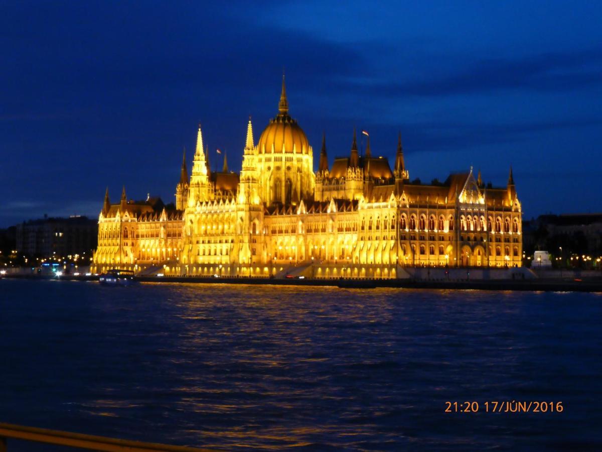 Elegant Apartment With Buda Castle View Budapest Eksteriør billede